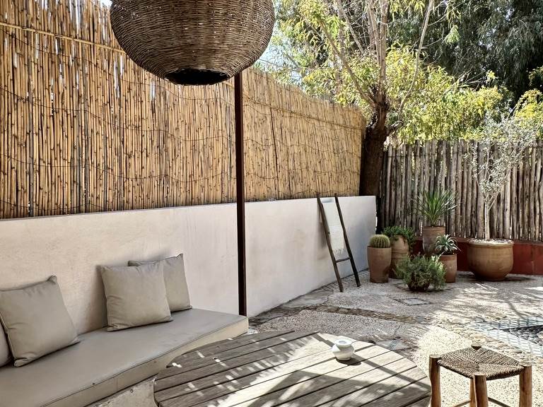 Coin banquette de la terrasse privative, pour lire à l'ombre, se détendre!