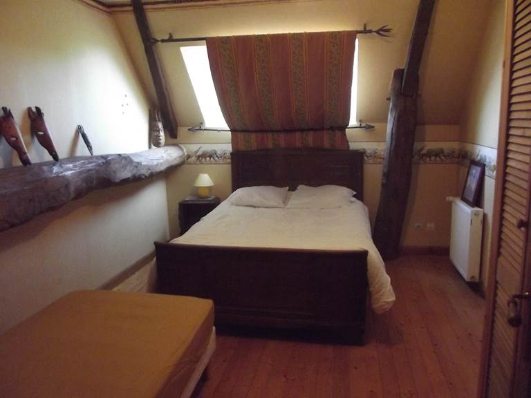 Chambre africaine parents 1 lit double et 1 lit simple