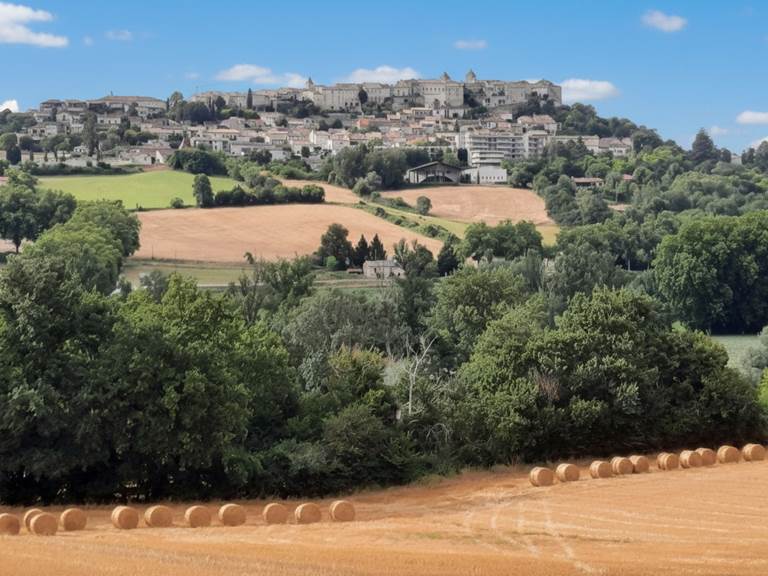 vue-village-lauzerte-perche-champs-bottes-foin-quercy-blanc-domaine-salamandre