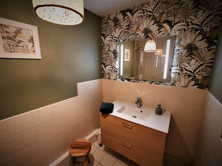 Salle de bain dédiée chambre côté bois