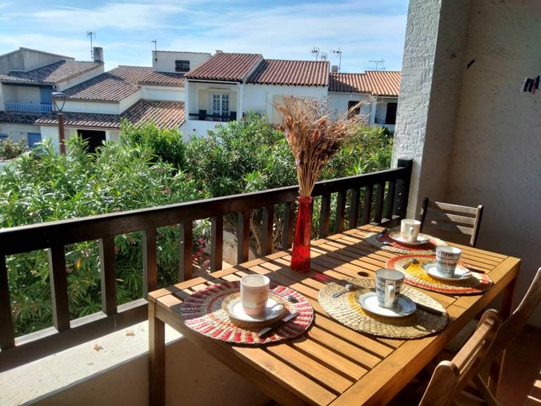 Petit déjeuner sur la terrasse ensoleillée