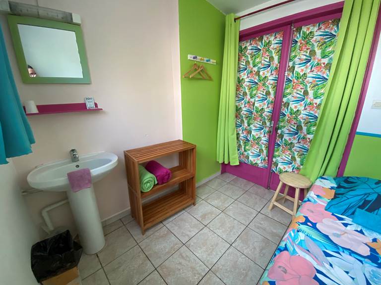 1 lit, 1 lavabo, la climatisation