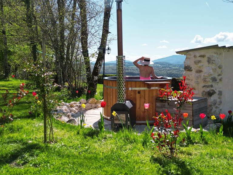 Bain nordique vue montagne au Manoir du Colombier