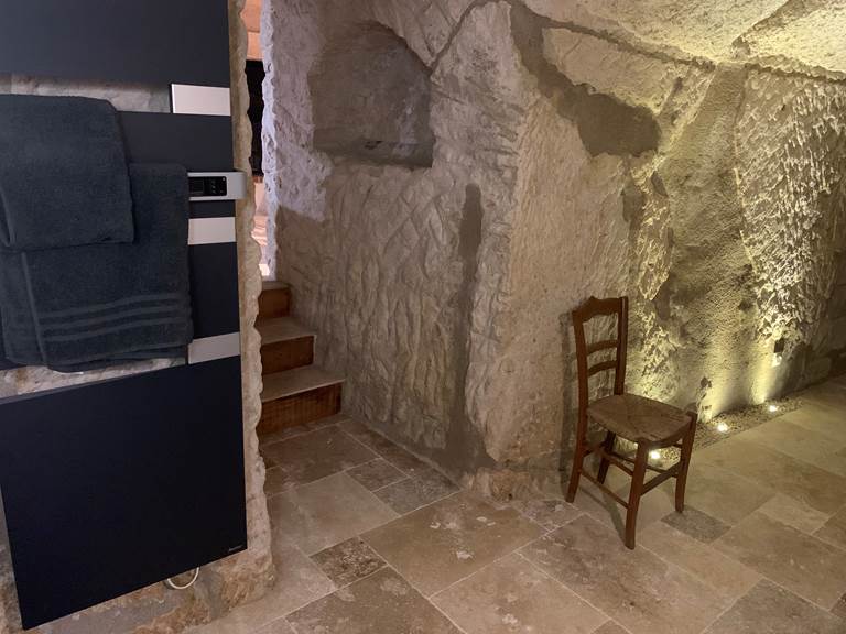 salle-de-bain-troglodyte-gite-jacuzzi-couple-chinon-touraine