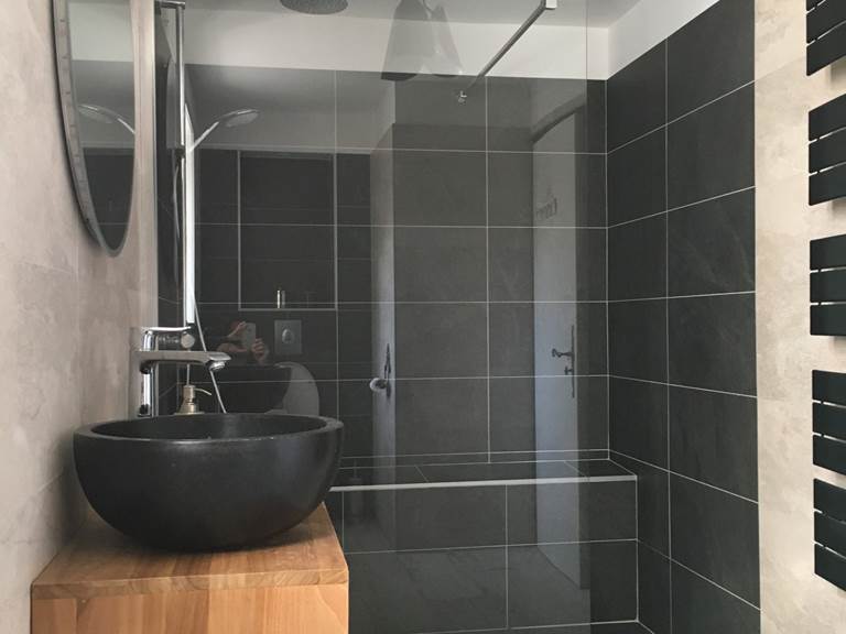Salle de bain chambre d'hôtes  Safran : un luxe simple