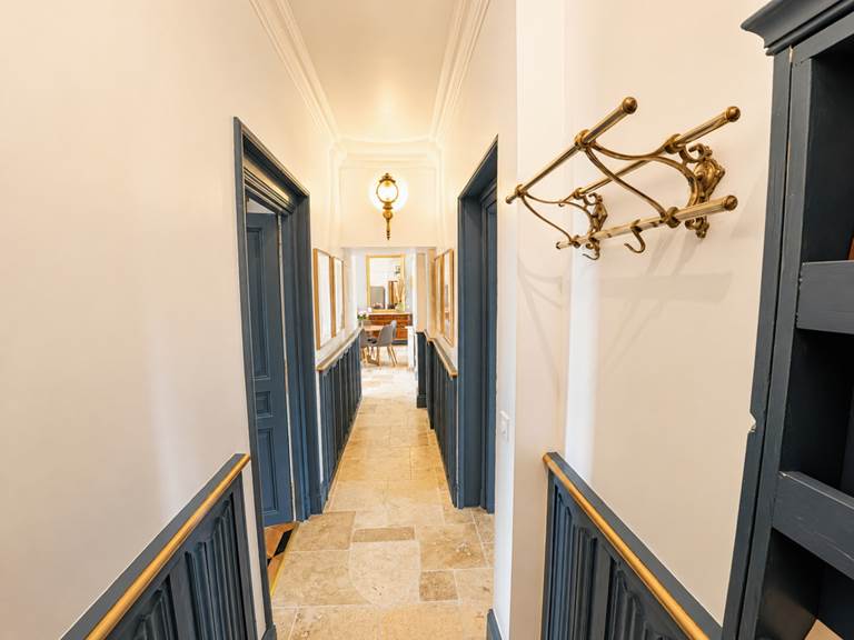 Couloir raffiné avec boiseries et lanternes d’époque