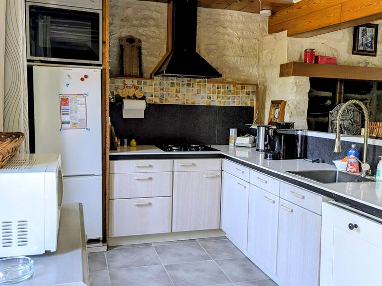 kitchen-fridge-oven-gas-cooktop-coffee-cachette-jaulnay-gites-de-famille