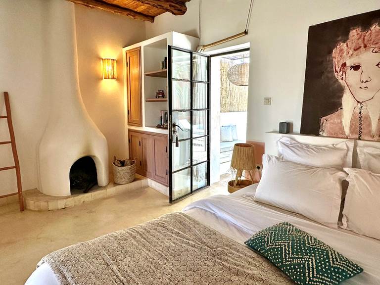 Baoussala, Suite Warda - Chambre principale. Un coin cheminée vous offre la possibilité de réchauffer vos soirée d'un feu dont vous profiterez depuis votre lit!