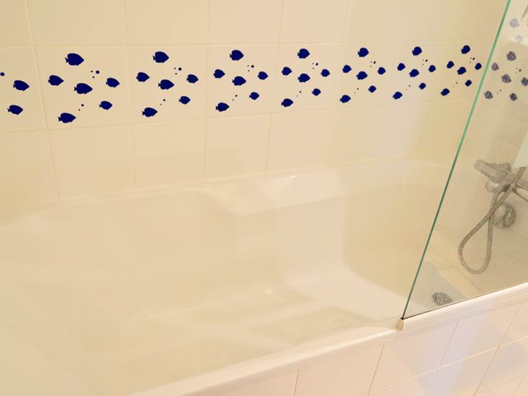 salle de bain avec baignoire aux chambres d'hôtes la Rougeanne près de Carcassonne dans l'Aude