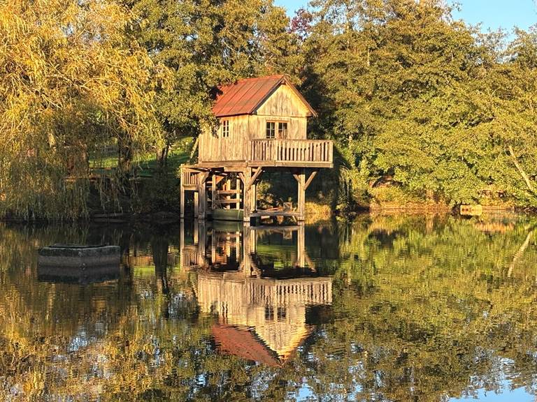 Cabane sur pilotis et sa barque