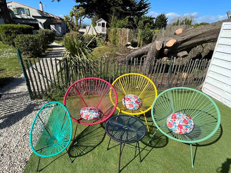 Logis-Les-Trois-Moulins-Ile-de-Ré-espace-détente-à-côté-de-la-piscine