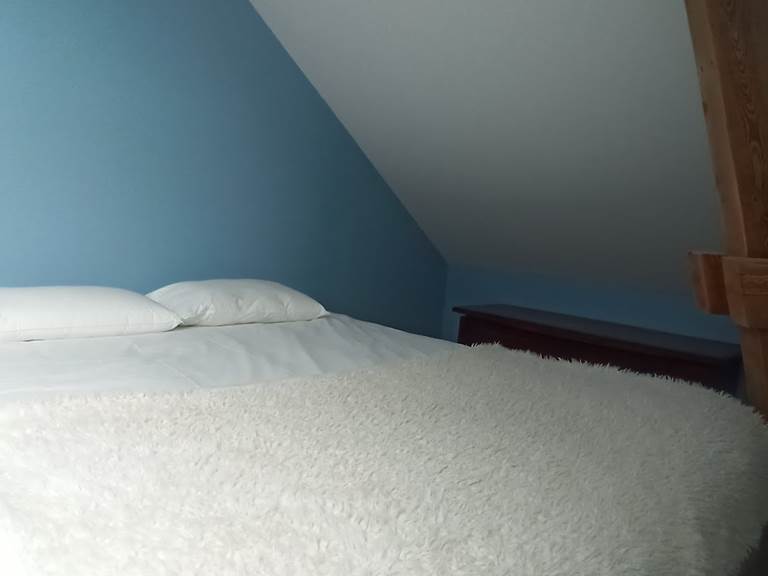 Chambre avec 1 lit double et 2 lits simples