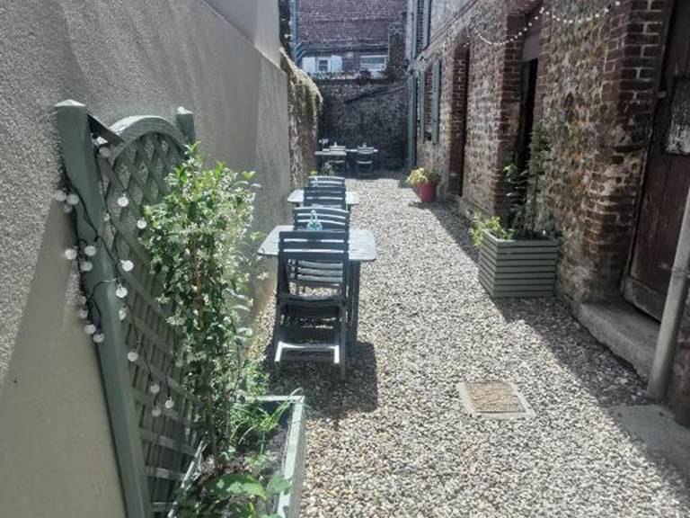 Cour partagée avec la maison des propriétaires au fond.