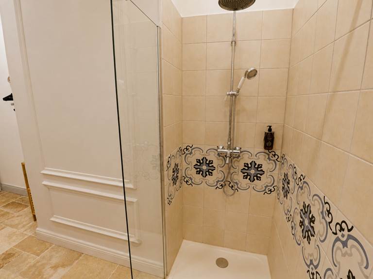 Une salle de bain où charme ancien et confort moderne se rencontrent