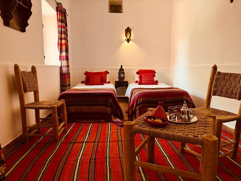 riad-eucalyptus-chambre-berbere-twin-tapis-rouge-chaise-beldi-presta