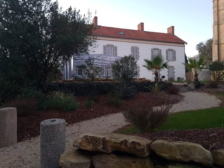gite-le-lijaly-jardin-exterieur-vendee-maison.jpg