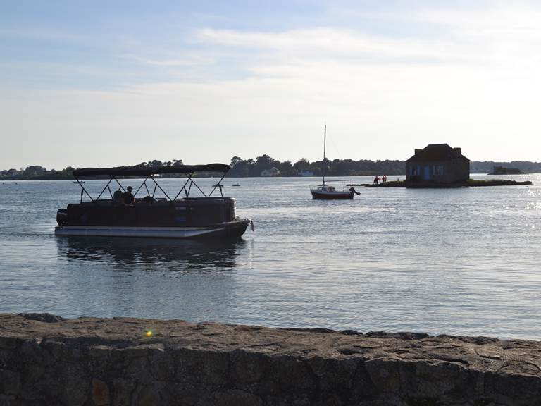 Vue sur la petite maison aux volets bleus - Nichtarguer