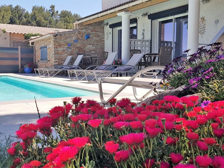 Appart Bleu Azur Saint Florent en Corse Piscine chauffée vue sur la residence