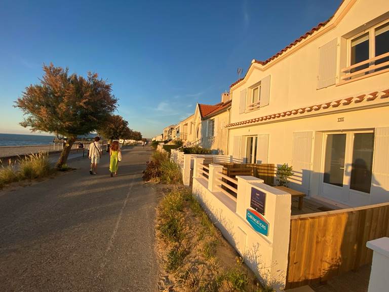 villa vue sur mer et esplanade piétonne