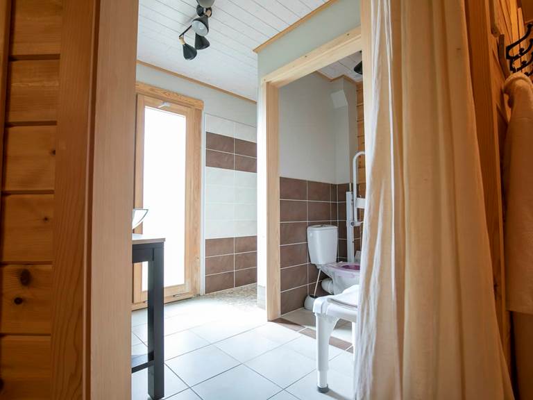 Salle de bain adaptée pmr