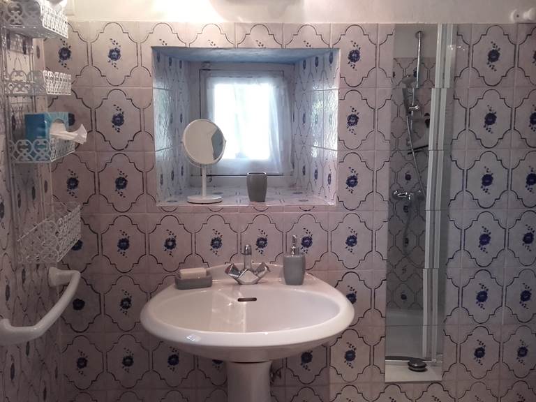 salle de douche de la chambre parentale Gîte INYAQAB Dordogne Périgord