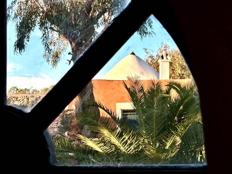 Admirez le jardin depuis les fenêtres...