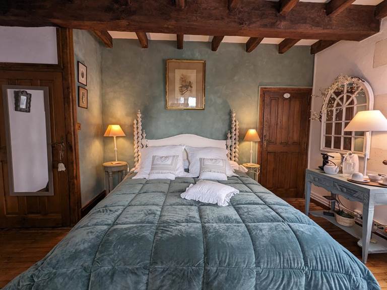 Moulin-Rouhaud-Chambre-la-Tour-lit-queen-size