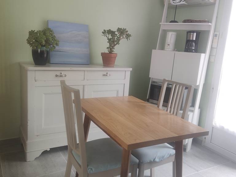 Table avec vue sur la terrasse Une transition naturelle entre l’intérieur et l’extérieur pour savourer chaque instant dans un cadre serein.