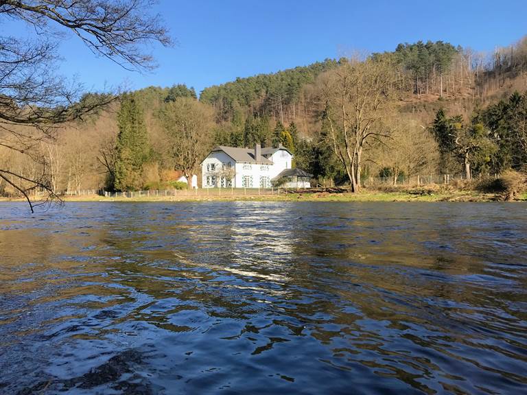 herfstzicht-ecolodge-ambleve-rivier