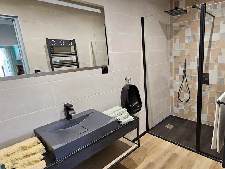 Salle de bain Gay Ugo proche de Bayonne, Biarritz et des plages de Ondres et Capbreton.
