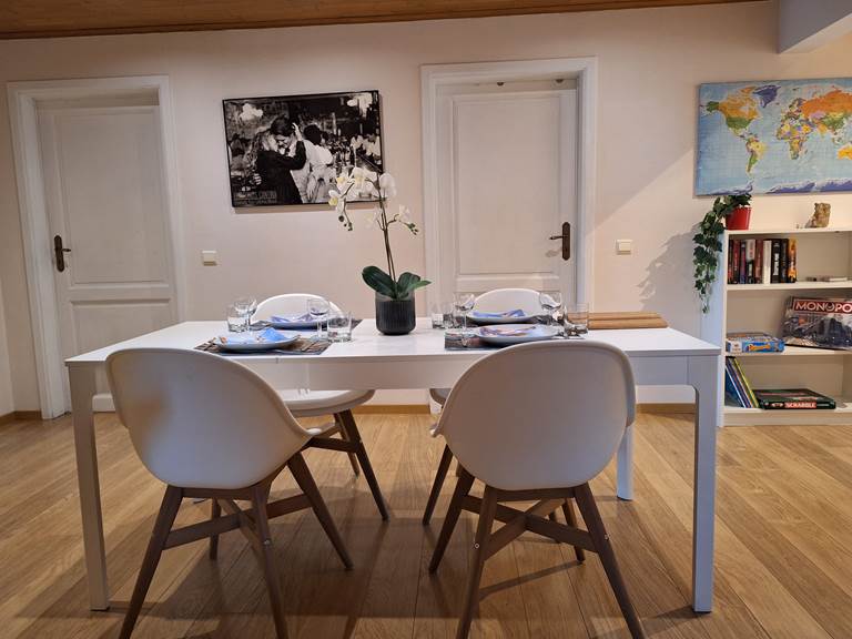 11-table-a-manger-vue-differente-gite-lecureuil-namur-wepion-jpg