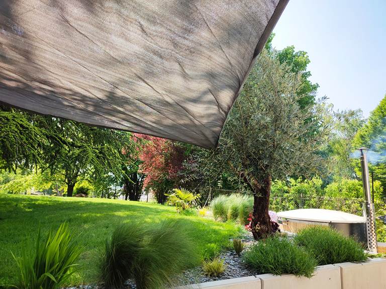 Terrasse aménagée dans le jardin