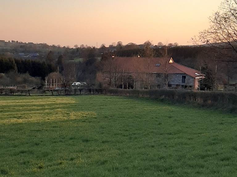 Maison depuis le chemin derrière