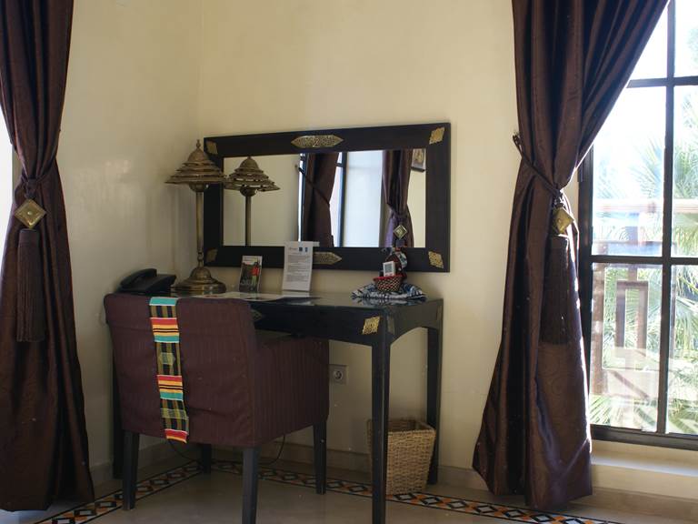 Le bureau de la chambre Ebène, il peut aussi servir de coiffeuse pour les dames - villa Aalma d'Or à Marrakech-