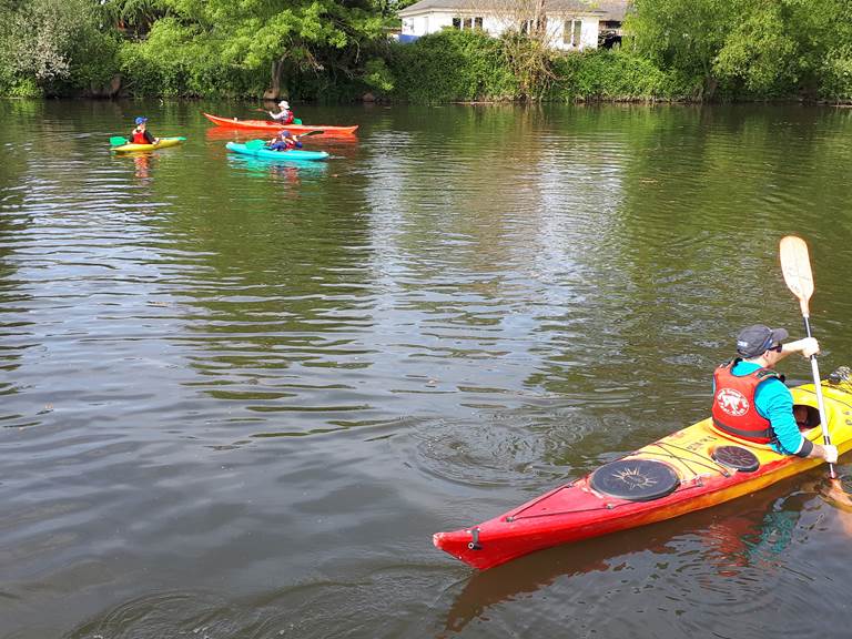 Une balade en famille les parents en kayak de mer, les enfants en kayak de rivière