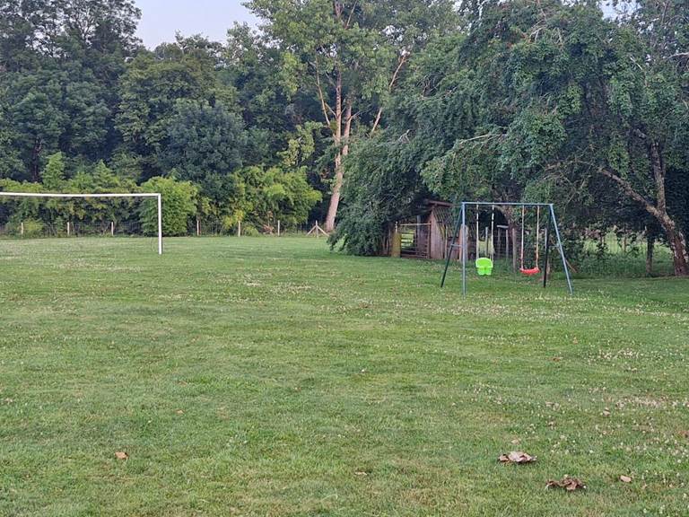 Parc commun avec but et balançoire