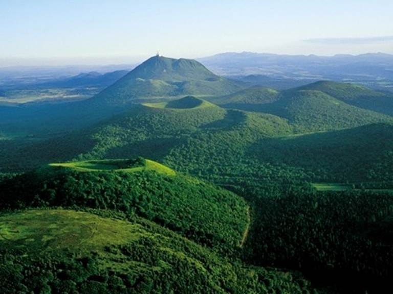 Volcans-dAuvergne-Chaine-des-Puys