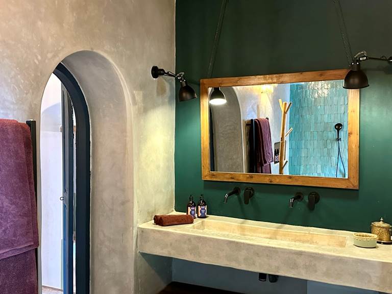 La suite vous propose une salle de bain spacieuse et confortable, sèche serviette à thermostat inclus!