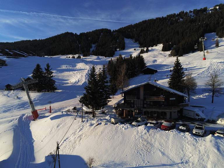 Parking devant et pistes sur l'arrière