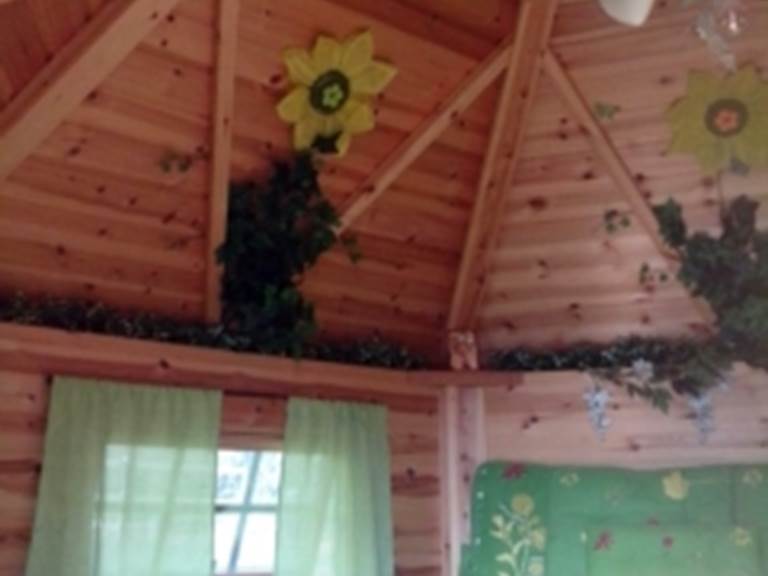 Cabane intérieur , tonneau rangement et table