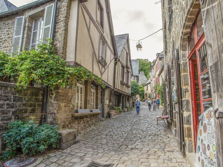 Rue du Jerzual au pied des gîtes