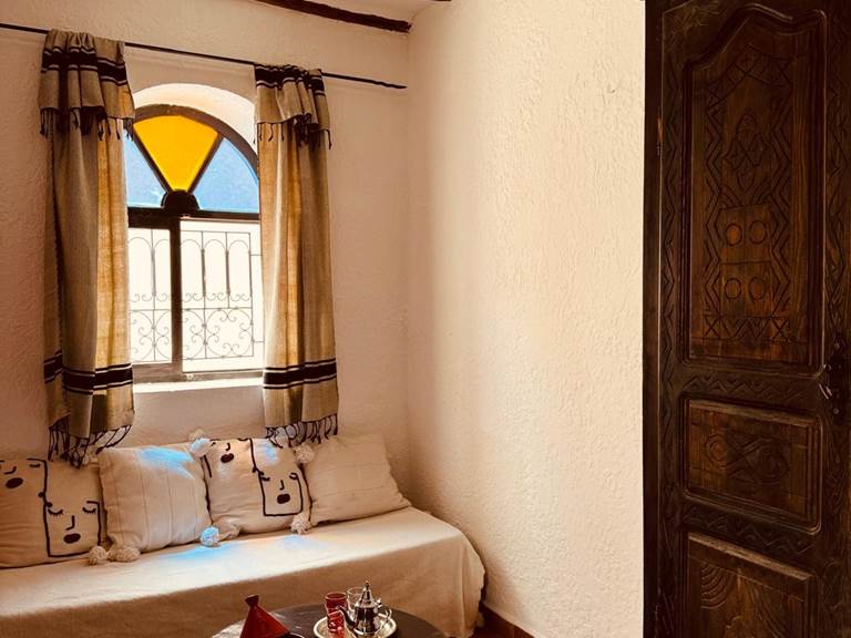 eucalyptus-hotel-coin-salon-chambre-dounia-berbere-tradition-banquette-blanche-gallery