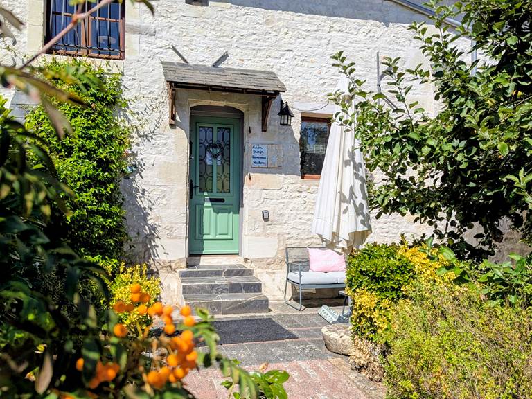 entrance-patio-garden-cachette-jaulnay-gites-de-famille