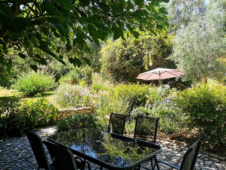 La terrasse de la maison d'hôte en été