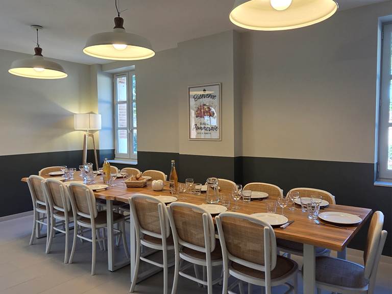 Table avec 15 assises et une chaise haute bébé