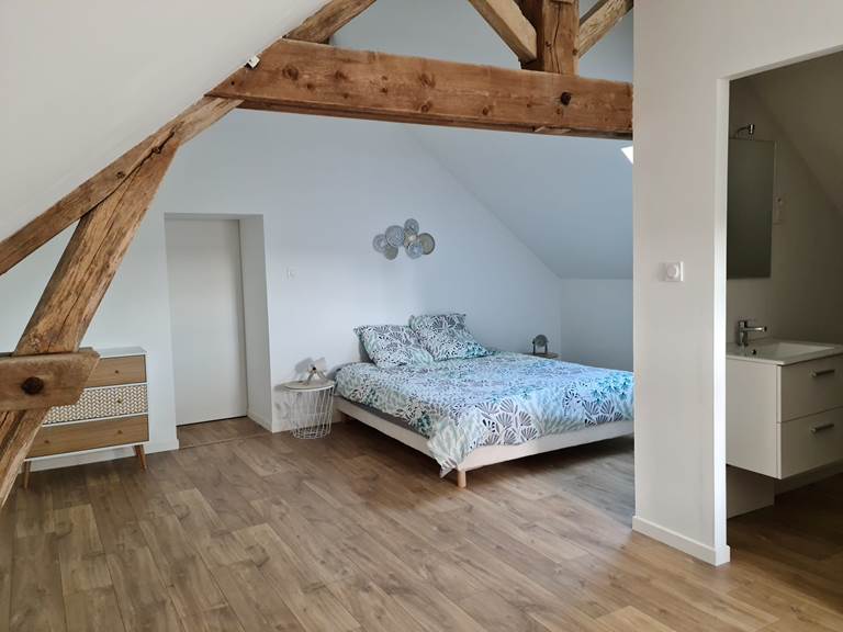 gite-le-lijaly-chambre-poutres-apparentes-lit-double.jpg