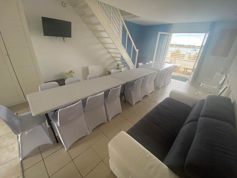 séjour de l'insula oya agencé pour 20 personnes