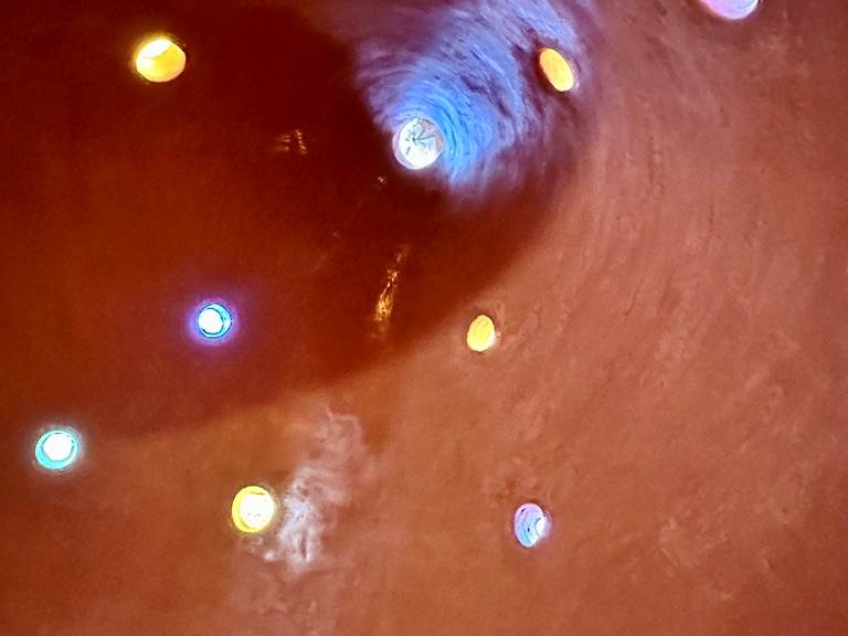 Ici aussi, en prenant votre douche, laissez-vous surprendre par la douceur du plafond conique incrusté de verres irakiens...