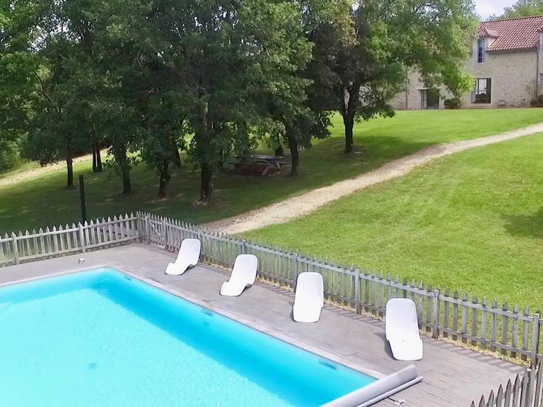 Le confort d'une piscine chauffée pès de Sarlat la Caneda en Dordogne