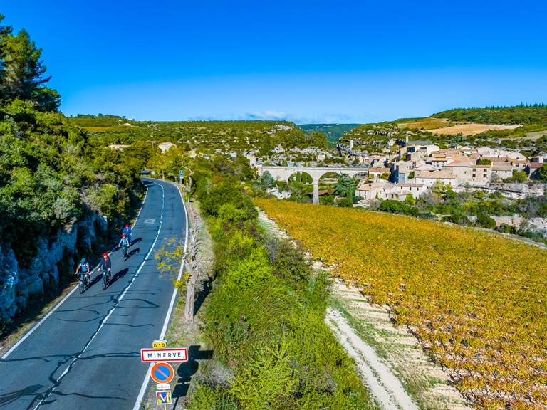 Les belles routes bordées de vignes du Minervois